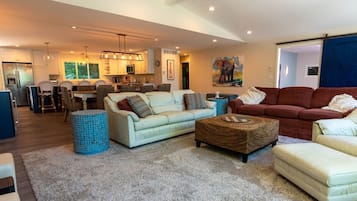 House | 4 bedrooms, desk, Internet