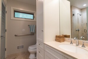 House | Bathroom - Beach View Cottage - On the Lake (Holland)