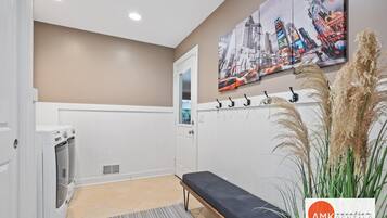 House | 4 bedrooms, desk, Internet