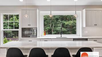 House | 4 bedrooms, desk, Internet