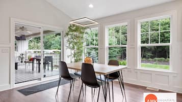 House | 4 bedrooms, desk, Internet