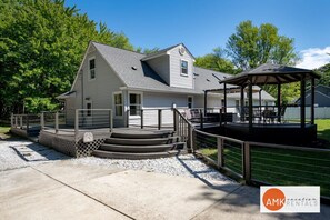 Exterior - All Decked Out Farmhouse - Game Room Nearby Beach (Holland)