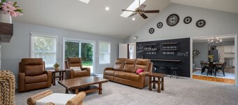 All Decked Out Farmhouse - Game Room Nearby Beach
