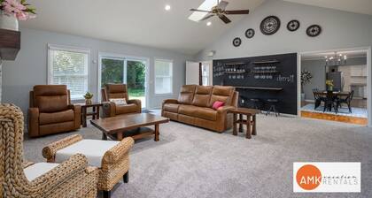 All Decked Out Farmhouse - Game Room Nearby Beach