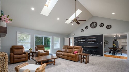 All Decked Out Farmhouse - Game Room Nearby Beach