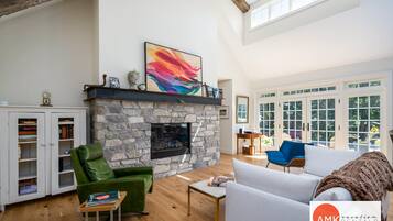 House | 2 bedrooms, desk, Internet