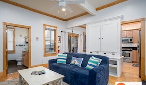 1 bedroom, Internet - Lake Life Getaway - Condo Near Downtown (Douglas)