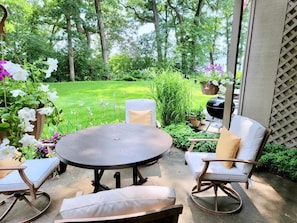 Garden - Charming Bayview - Downtown Condo With Pool (Saugatuck)