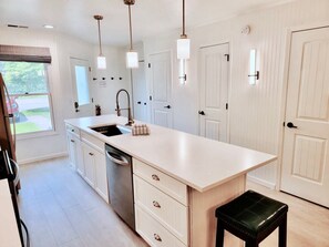 Apartment - Charming Bayview - Downtown Condo With Pool (Saugatuck)