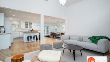 House | 3 bedrooms, desk, Internet