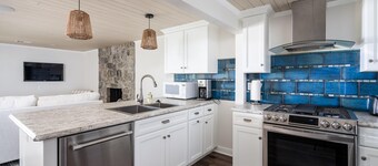 The Glistening Grape - Lakeside Getaway