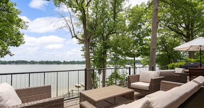 The Glistening Grape - Lakeside Getaway