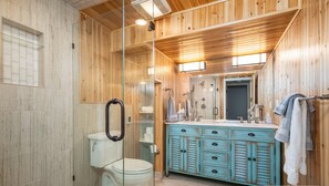 Bathroom - The Glistening Grape - Lakeside Getaway (Fennville)