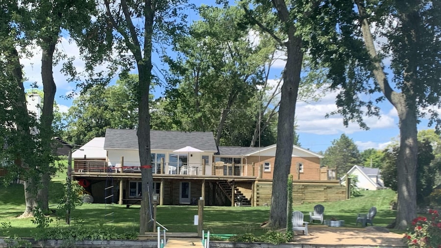 Miner Lake Lakefront Beach Cottage for Family Fun