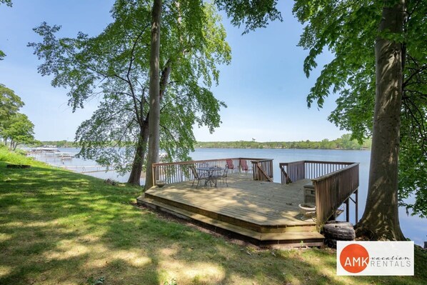 位於海灘上、海灘浴巾