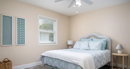 Leisure Cottage - Minutes From the Beach