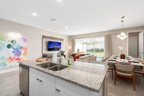 House | 4 bedrooms - Super Close- Disney s Parks w Theme Rooms Pool (Lake Buena Vista)