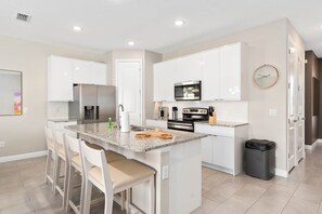 House | 4 bedrooms - Super Close- Disney s Parks w Theme Rooms Pool (Lake Buena Vista)