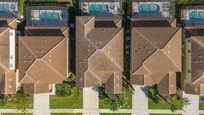 Un barrio residencial con casas modernas que tienen techos inclinados y ventanas amplias.