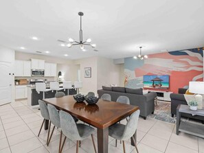 House | 7 bedrooms - Super Comfy- 7BD 5 5BA Sleep s 22 w Amenities (Davenport)