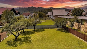 A residential area with houses, a grassy yard, and a wooden fence. - Vila Minka - Your Perfect Bled Getaway (Bled)
