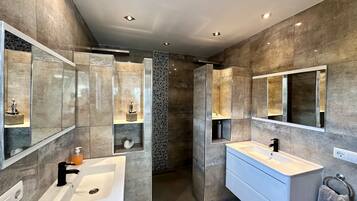 Villa | 5 bedrooms, Internet
