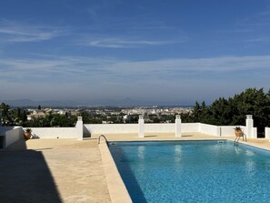 A rooftop pool with a clear view of a cityscape and mountains in the distance. - Casa Clare - 3 Bedroom Apartment in Denia (Denia)