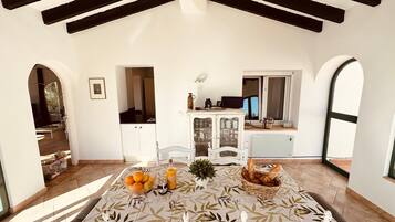 3 عدّة غرف نوم وخدمة الإنترنت