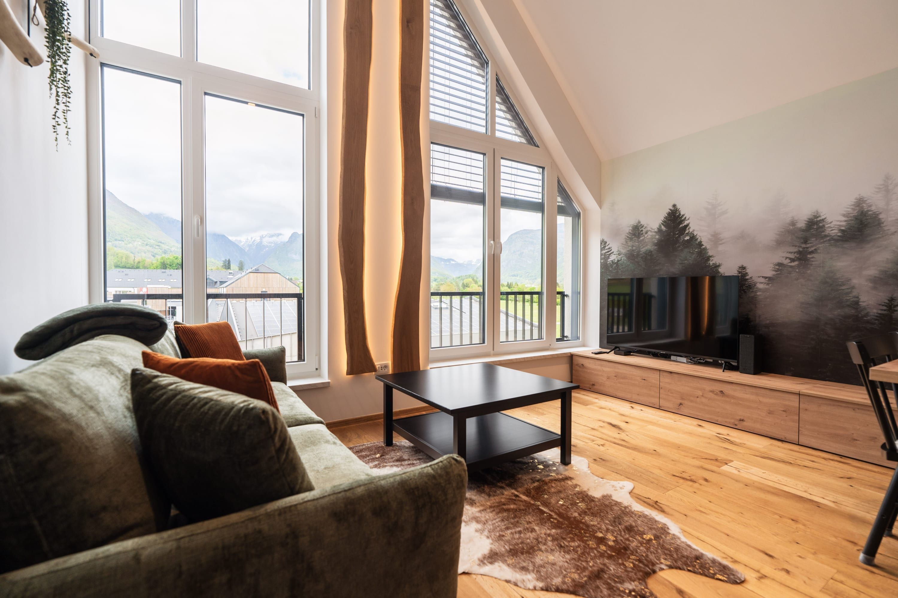 Ein modernes Wohnzimmer mit einer Couch, einem Couchtisch und einem Kamin.