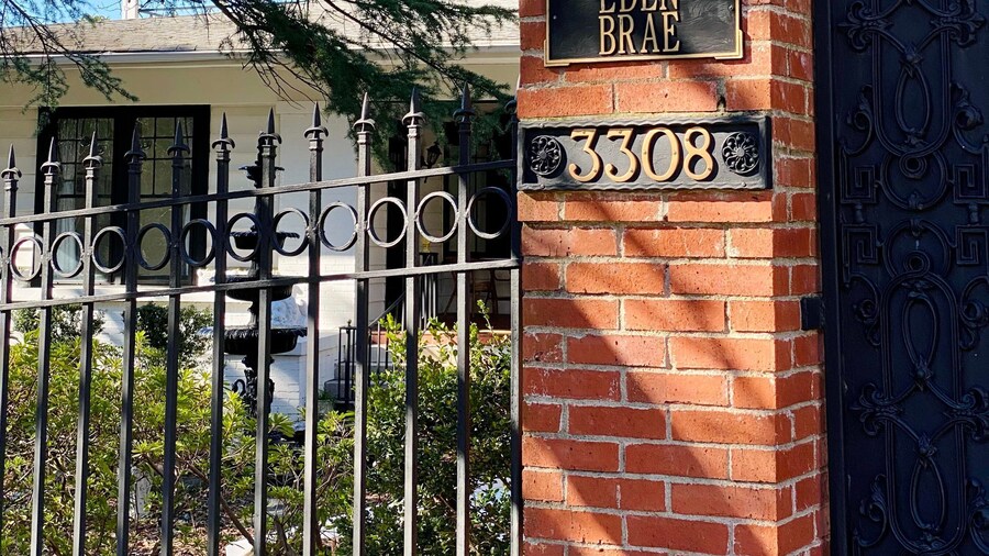 Apt2 Edenbrae - Walkable Southern Gothic Mansion