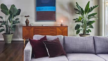 House | 8 bilik tidur, Internet
