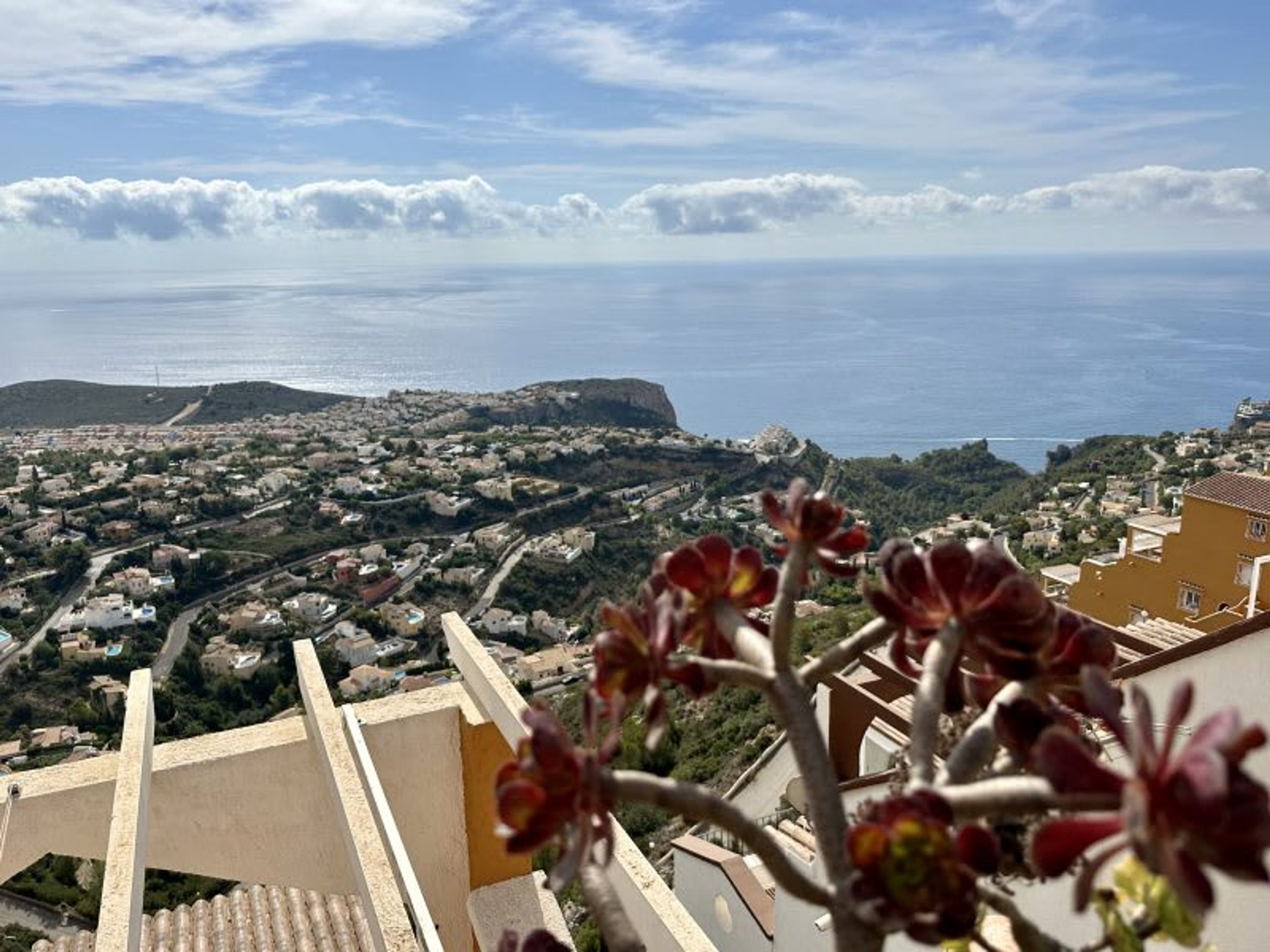 Un borgo costiero con vista sul mare e sulle colline.