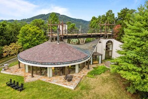 House | 4 bedrooms, Internet - Belltop Architectural Wonder on Private Mountain (Sevierville)