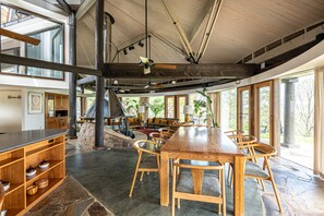 House | 4 bedrooms, Internet - Belltop Architectural Wonder on Private Mountain (Sevierville)