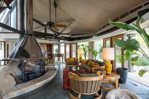 House | 4 bedrooms, Internet - Belltop Architectural Wonder on Private Mountain (Sevierville)