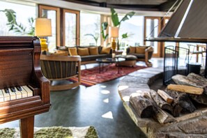 House | 4 bedrooms, Internet - Belltop Architectural Wonder on Private Mountain (Sevierville)