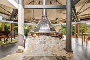 House - Belltop Architectural Wonder on Private Mountain (Sevierville)