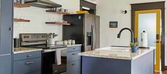 Charles on 11th - Beautifully Restored Historic Southside Home Walkable Perfect for Groups