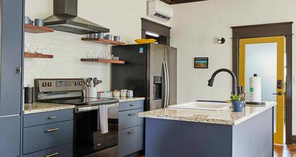 Charles on 11th - Beautifully Restored Historic Southside Home Walkable Perfect for Groups