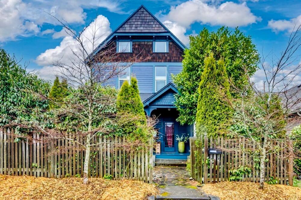 Victorian on Garden Best Location in Town