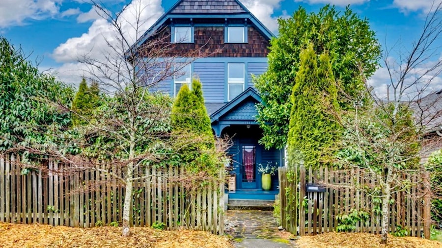 Victorian on Garden Best Location in Town