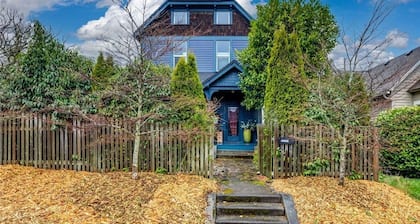 Upstairs at Thevictorian - Lush Walkable and Dog-friendly Retreat - Steps From Downtown Bellingham