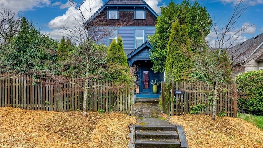 Upstairs at Thevictorian - Lush Walkable and Dog-friendly Retreat - Steps From Downtown Bellingham