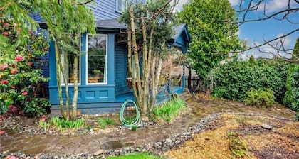 Upstairs at Thevictorian - Lush Walkable and Dog-friendly Retreat - Steps From Downtown Bellingham