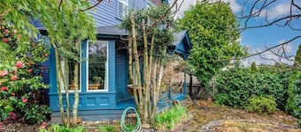 Upstairs at Thevictorian - Lush Walkable and Dog-friendly Retreat - Steps From Downtown Bellingham