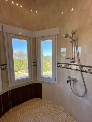 A bathroom with two windows offering a view of a mountainous landscape. - Casa Luna - Three Bedroom Villa With Stunning View (Orba)