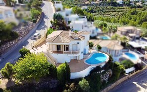 A large, white villa with a circular layout, a swimming pool, and a view of the surrounding landscape. - Casa Luna - Three Bedroom Villa With Stunning View (Orba)