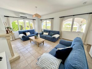 House | 3 bedrooms, Internet - 3 Bedroom Villa Walking Distance to Moraira (Teulada)