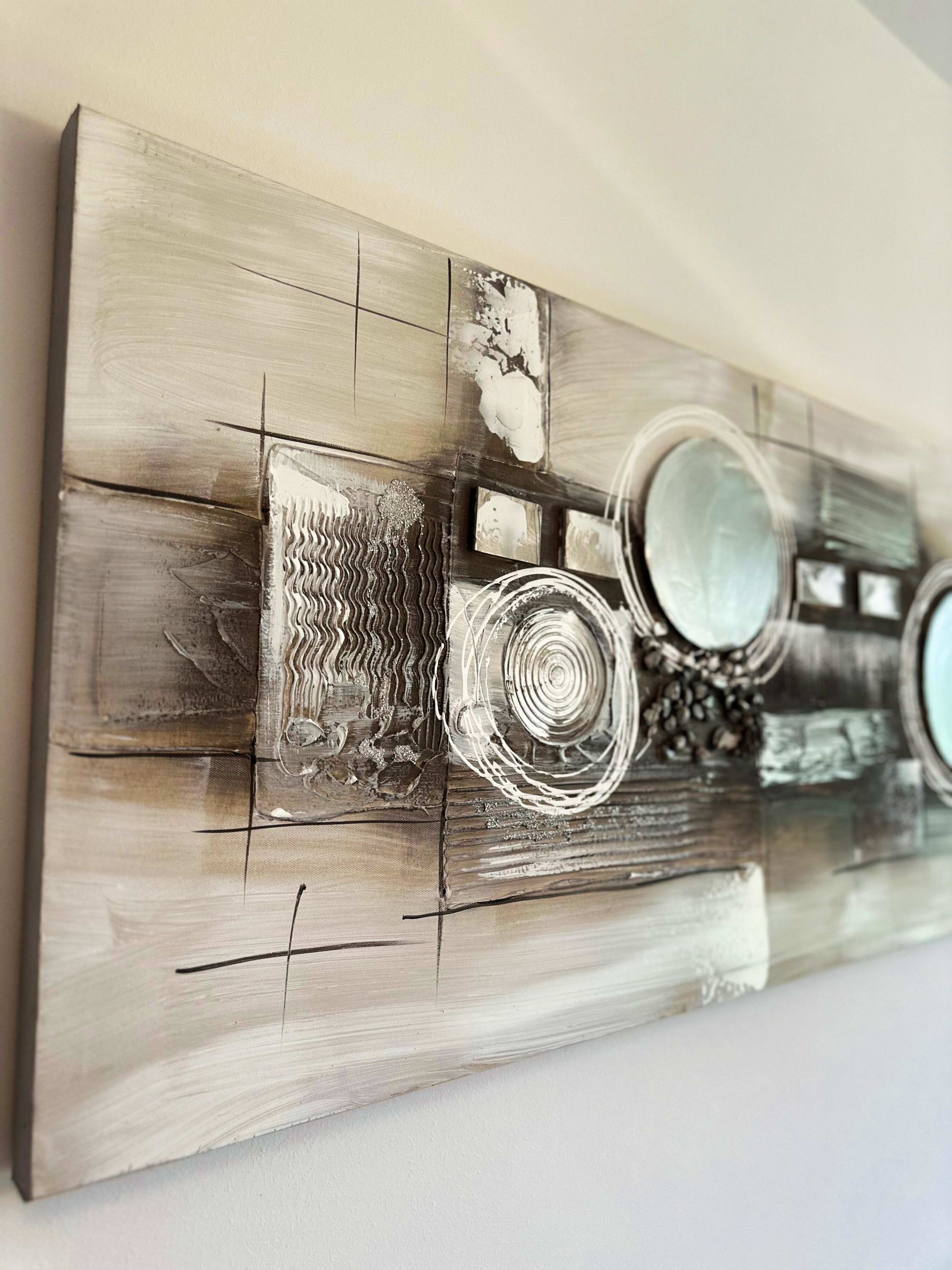 Una obra de arte mural con texturas, patrones y formas abstractas.