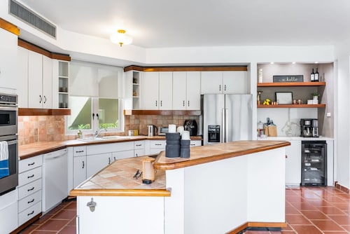 Upscale Villa in Gated Community Beach Access Yari